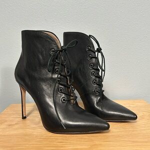 Pour La Victoire Women's Cari Ankle Boot black size 6- gently used 4” heel